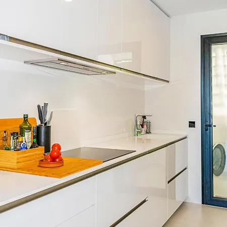 Awesome In W/ Wifi, Heated Swimming Pool And 3 Bedrooms Apartment *
