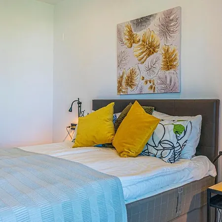 Awesome In W/ Wifi, Heated Swimming Pool And 3 Bedrooms *